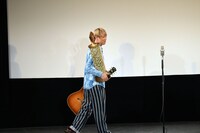 「R-1グランプリ」優勝トロフィーを持ってステージ上を練り歩くお見送り芸人しんいち。