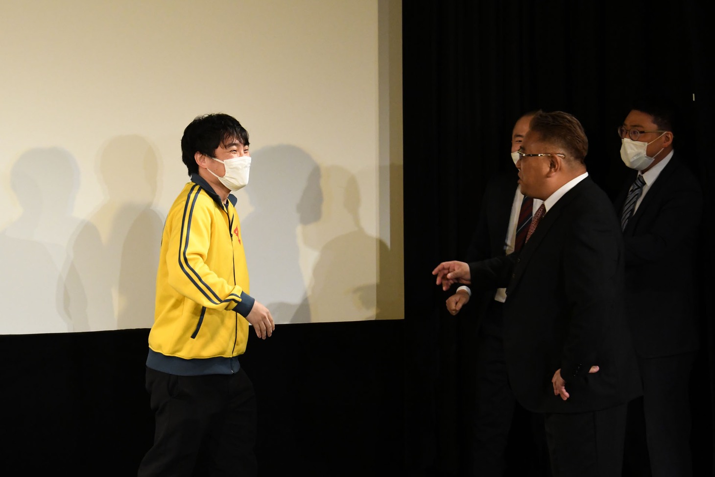 MCに呼ばれたゾフィーよりも先にステージに飛び出してきたランジャタイ国崎。