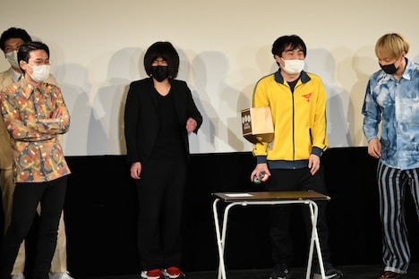 決勝ネタ順抽選の様子。