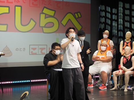 謎解きコーナーのショータイムで松山千春の「長い夜」に乗せてモノマネメドレーを披露したオズワルド伊藤。