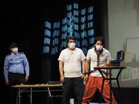 マヂカルラブリーとオズワルド畠中（左）。