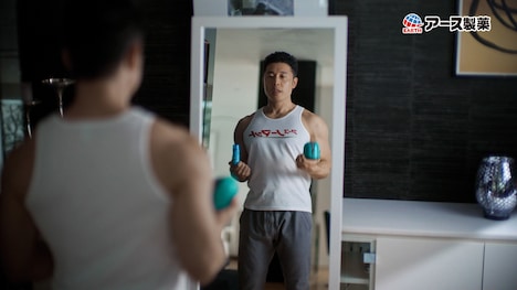 「どっちのノーマット 自主練編」より、鏡の前でギャグを練習するなかやまきんに君。