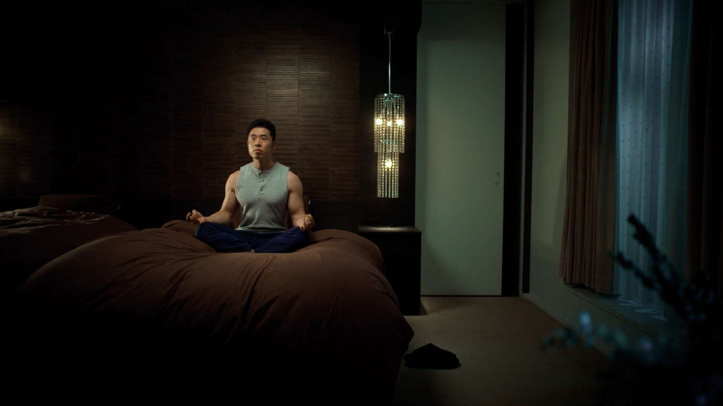 「素肌を守る アースおすだけノーマット編」 より、睡眠前の瞑想を行うなかやまきんに君。