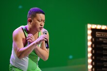 CM撮影中の様子。レゲエダンスを披露するチョコレートプラネット松尾。