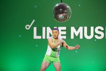 CM撮影中の様子。レゲエダンスを披露するチョコレートプラネット松尾。