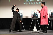 “マトリックス避け”を披露していると思わせて、寿司を食う動作をしているマヂカルラブリー・野田クリスタル（左）。