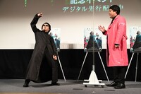 “マトリックス避け”を披露していると思わせて、寿司を食う動作をしているマヂカルラブリー・野田クリスタル（左）。