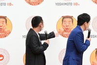 パネルにプリントされている西川きよしの顔の面白さに気づく千鳥・大悟（左）。