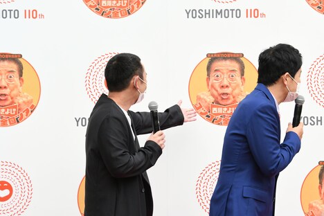 パネルにプリントされている西川きよしの顔の面白さに気づく千鳥・大悟（左）。