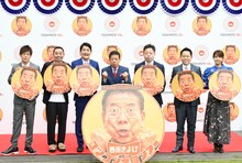 「西川きよしのコツコツ全国ツアー」の開催発表会見に登場した（左から）陣内智則、千鳥、西川きよし、ダイアン、久代萌美。