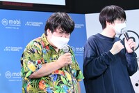 相方・水川かたまり（左）に遅刻のことを言われている空気階段・鈴木もぐら（右）。