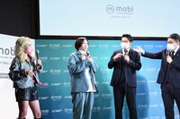 元サッカー日本代表の中村憲剛かと聞かれて否定しつつも顔をよく見せるエルフはる（左から2人目）。