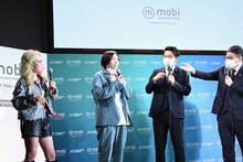 元サッカー日本代表の中村憲剛かと聞かれて否定しつつも顔をよく見せるエルフはる（左から2人目）。