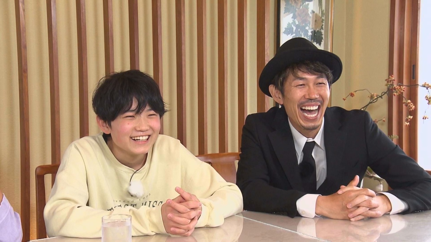 トータルテンボス大村（右）と息子の晴空くん（左）。(c)テレビ静岡