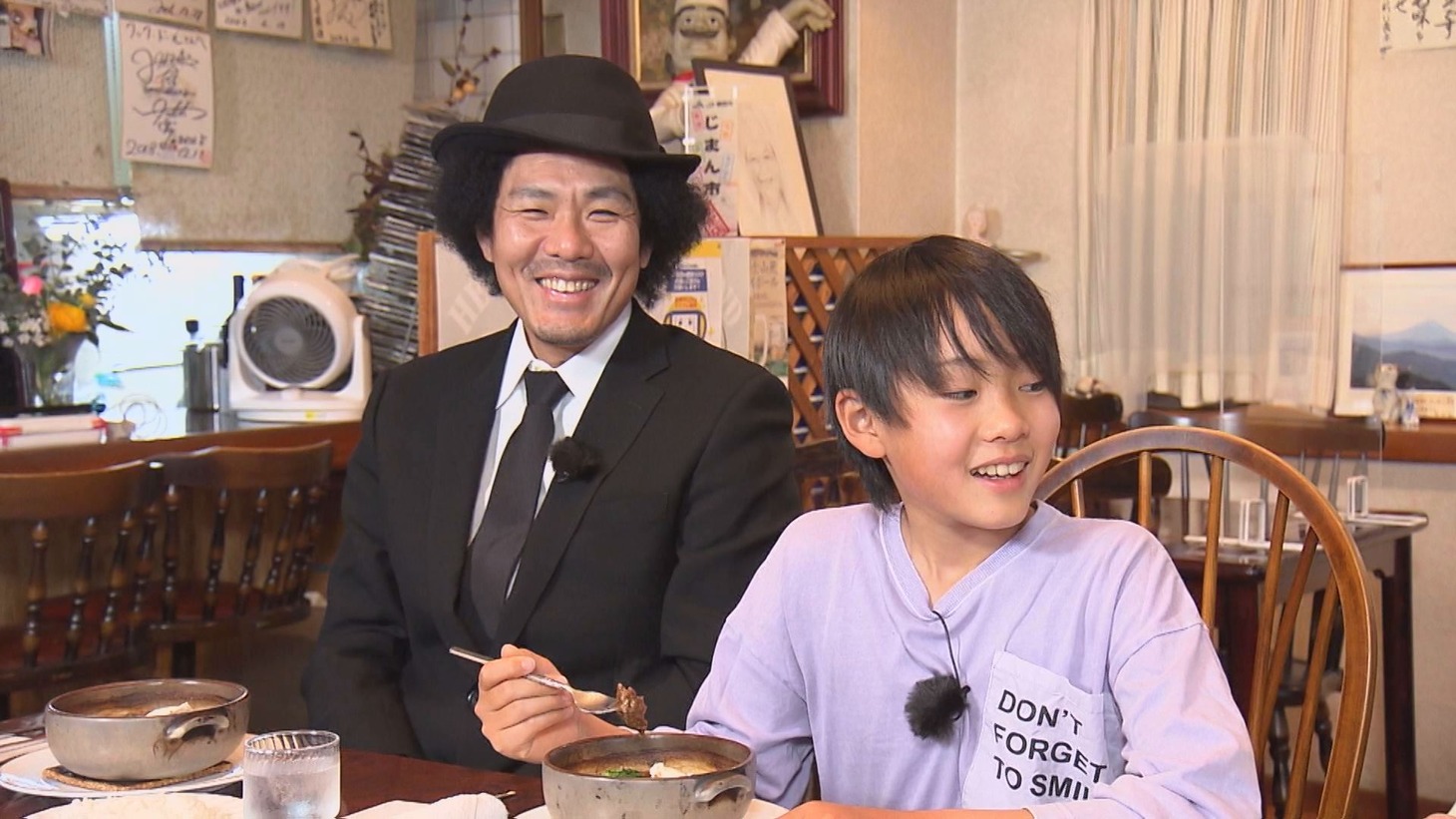 トータルテンボス藤田（左）と息子の琉左くん（右）。(c)テレビ静岡