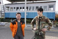 下ネタロケはチンチン電車の前からスタート。