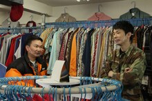 「下ネタOK」の店で服選びするかまいたち。