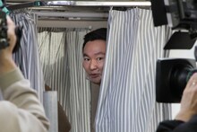 試着室から顔を出すかまいたち山内。