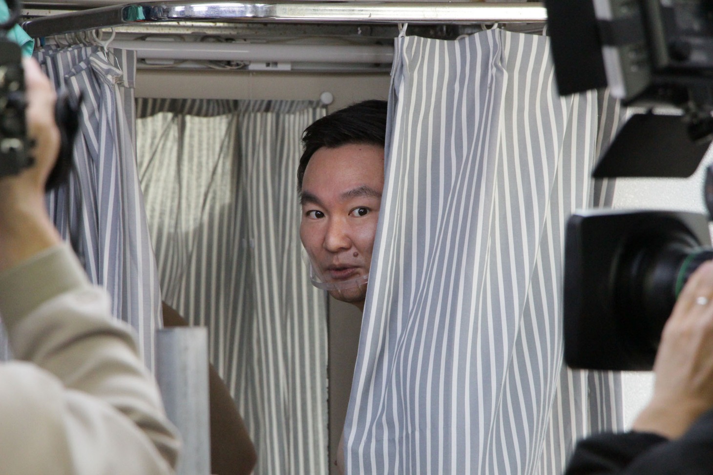 試着室から顔を出すかまいたち山内。