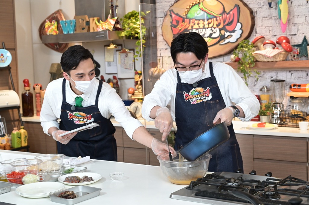 （左から）オズワルド伊藤、満島真之介。(c)TBS