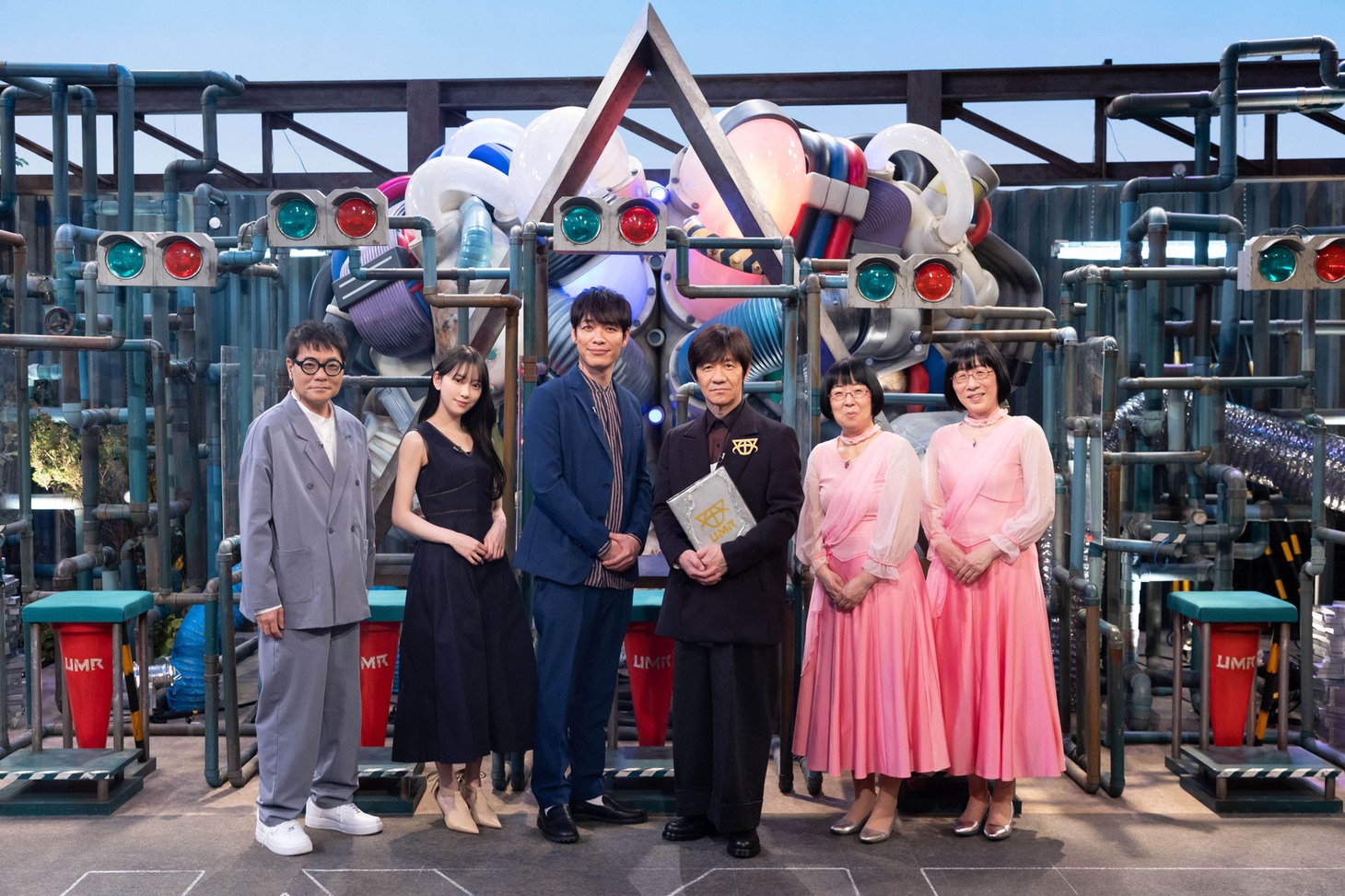 左からいとうせいこう、堀未央奈、麒麟・川島、内村光良、阿佐ヶ谷姉妹。