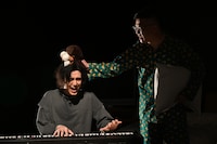 藤井風とシソンヌ長谷川。(c)テレビ朝日