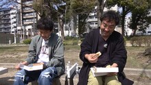笑福亭鶴瓶も愛するカツサンドを味わうダウンタウン浜田（左）とムロツヨシ（右）。