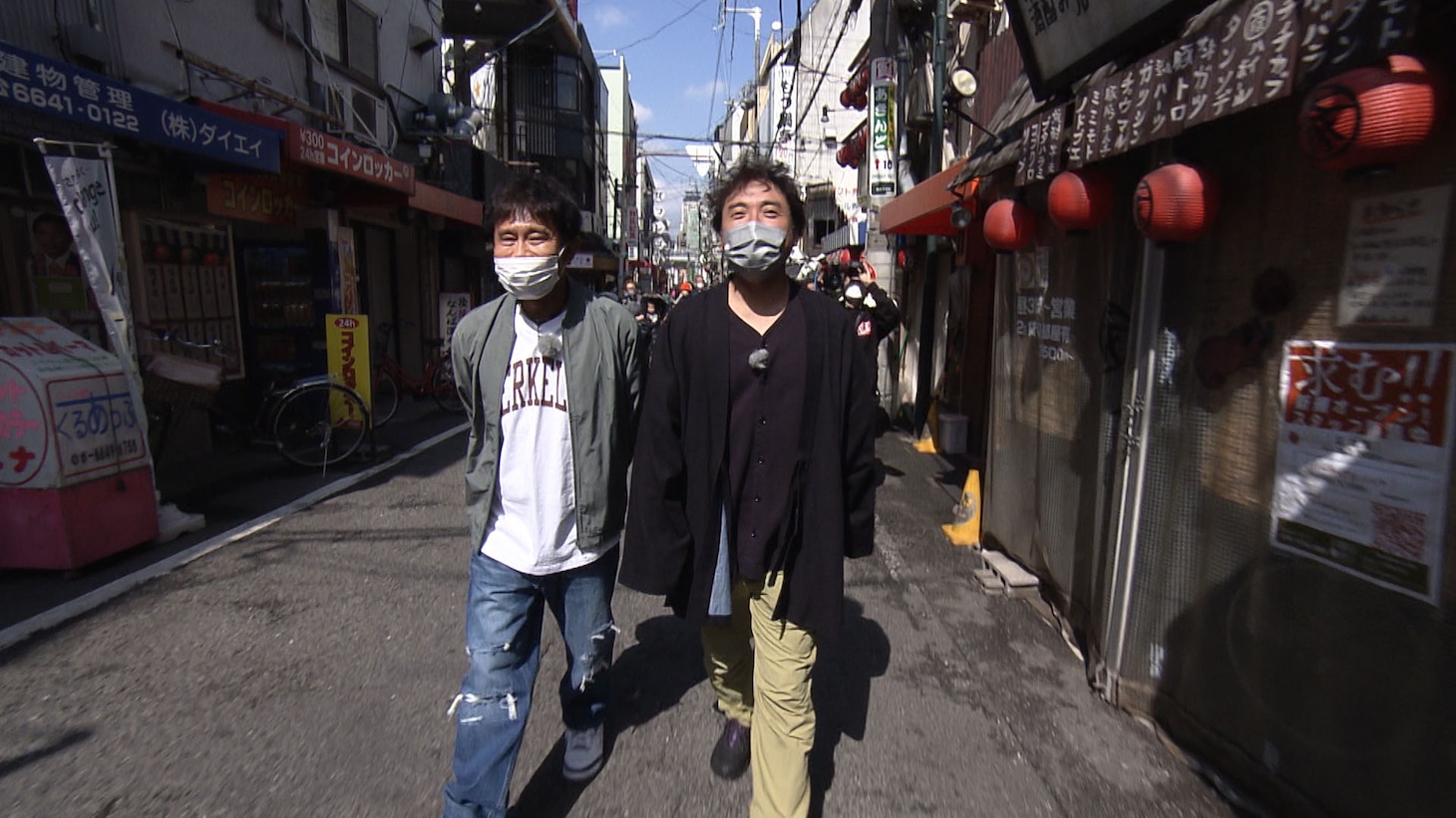 なんばの街を歩くダウンタウン浜田（左）とムロツヨシ（右）。