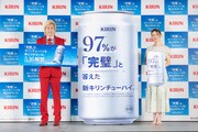 「“完璧な新キリンチューハイ“解禁発表会」に登壇した（左から）メイプル超合金カズレーザー、朝日奈央。