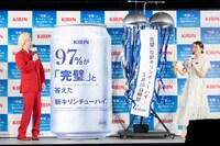 くす玉割りセレモニーの様子。