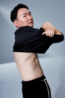 「かまいたちのガチやせ～“自分史上最高のカラダ”のつくり方～」より、かまいたち山内。(c)マガジンハウス