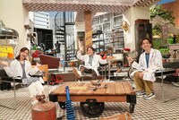 「カイゾー人間！増殖中」に出演する新井恵理那（左）とアインシュタイン。(c)フジテレビ