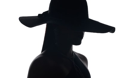 シルエットで登場する謎の女性。