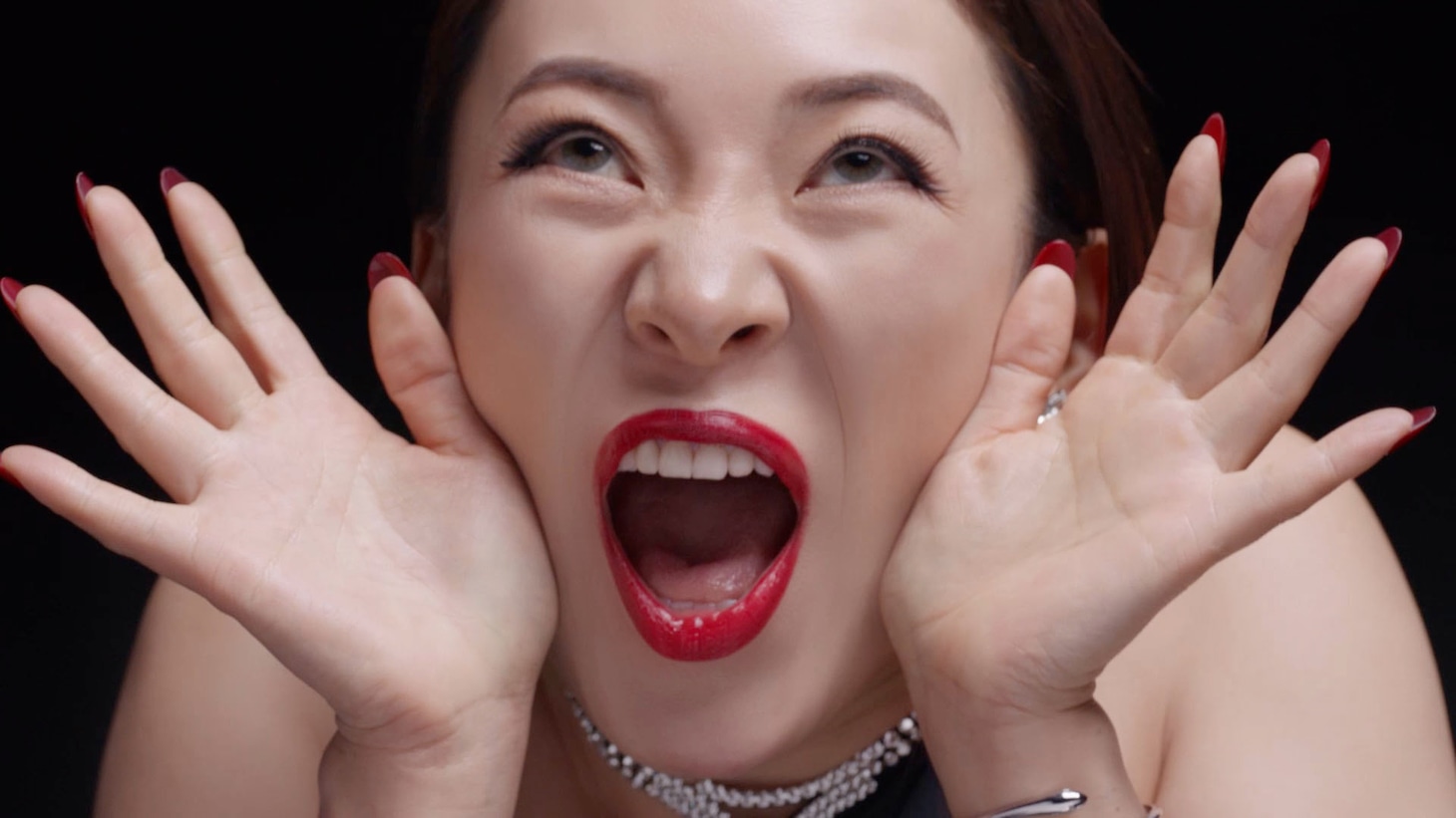 CM「その正体は」より、正体を明かすフワちゃん。