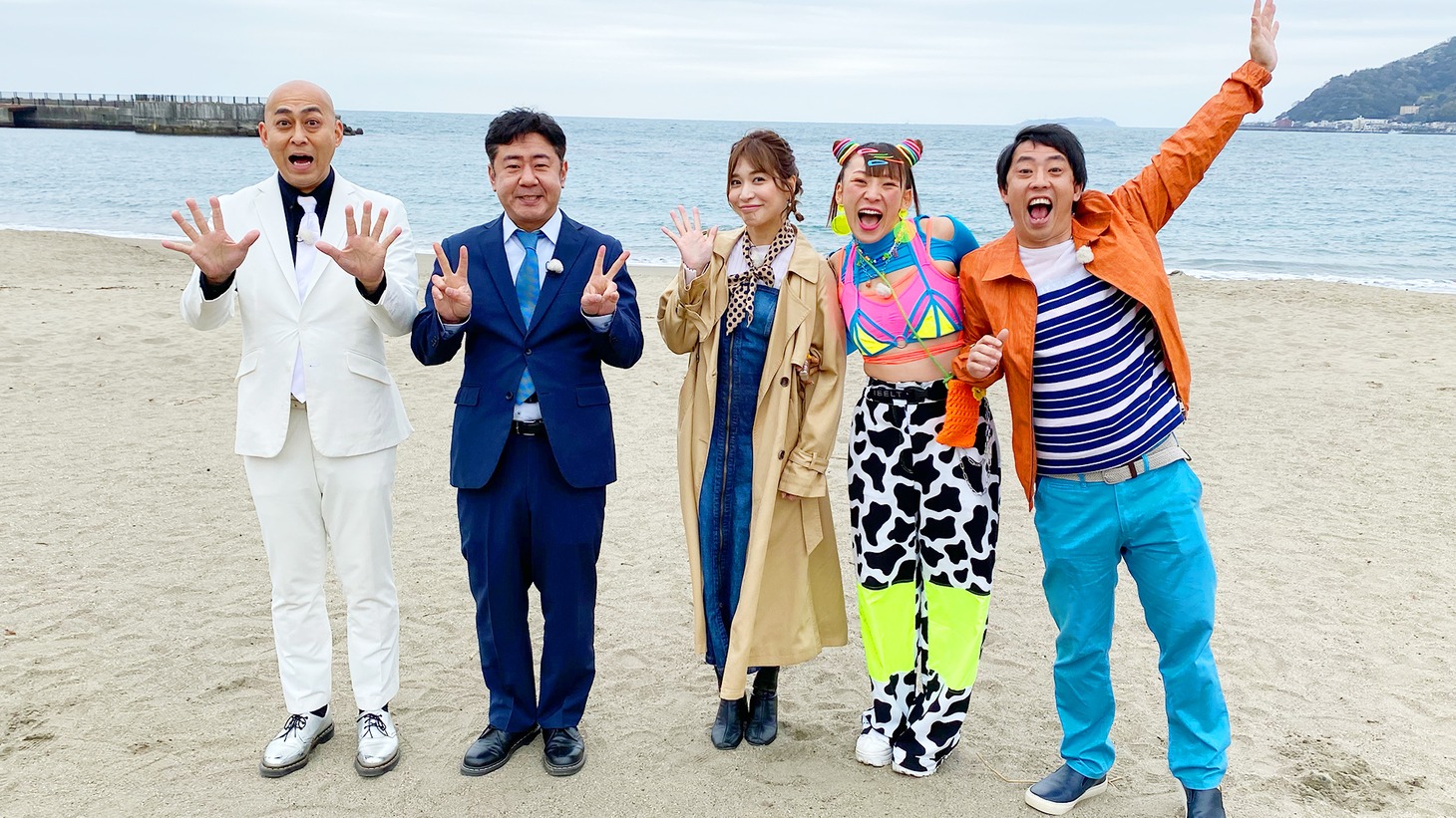 「～初出しエピソードが旅の資金に～ 旅ングアウト」に出演する（左から）錦鯉、大島麻衣、フワちゃん、さらば青春の光・森田。(c)TBS