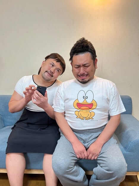 爆笑問題・太田夫妻を演じる鬼越トマホーク。(c)TBS