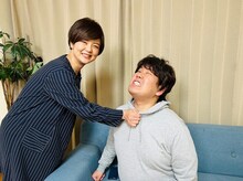 よゐこ濱口・南明奈夫妻を演じる蛙亭。(c)TBS