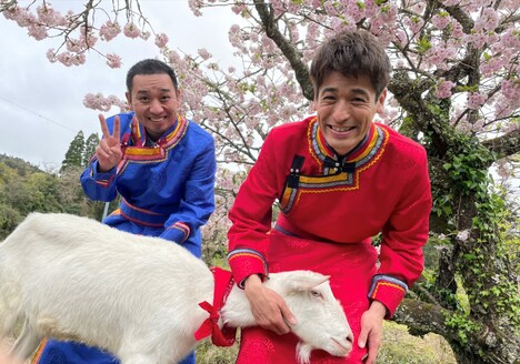 千鳥・大悟（左）、佐藤隆太（右）とタンポポ。(c)テレビ東京