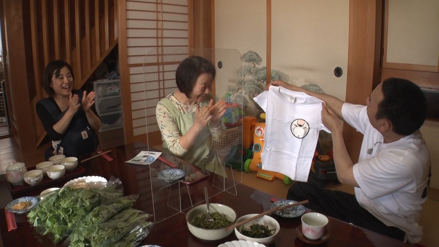 「ヤギと大悟」Tシャツをプレゼントする千鳥・大悟。(c)テレビ東京