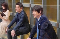 MCの内村光良（右）。