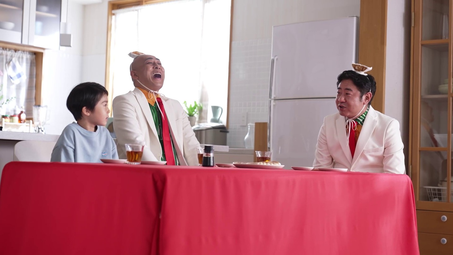 「ギョー育TV」撮影中の錦鯉。