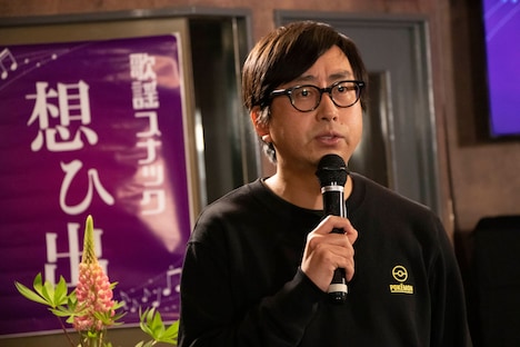 歌うおいでやす小田。