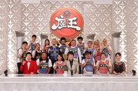 「笑いの総合格闘技！千原ジュニアの座王」の出演者たち。(c)関西テレビ