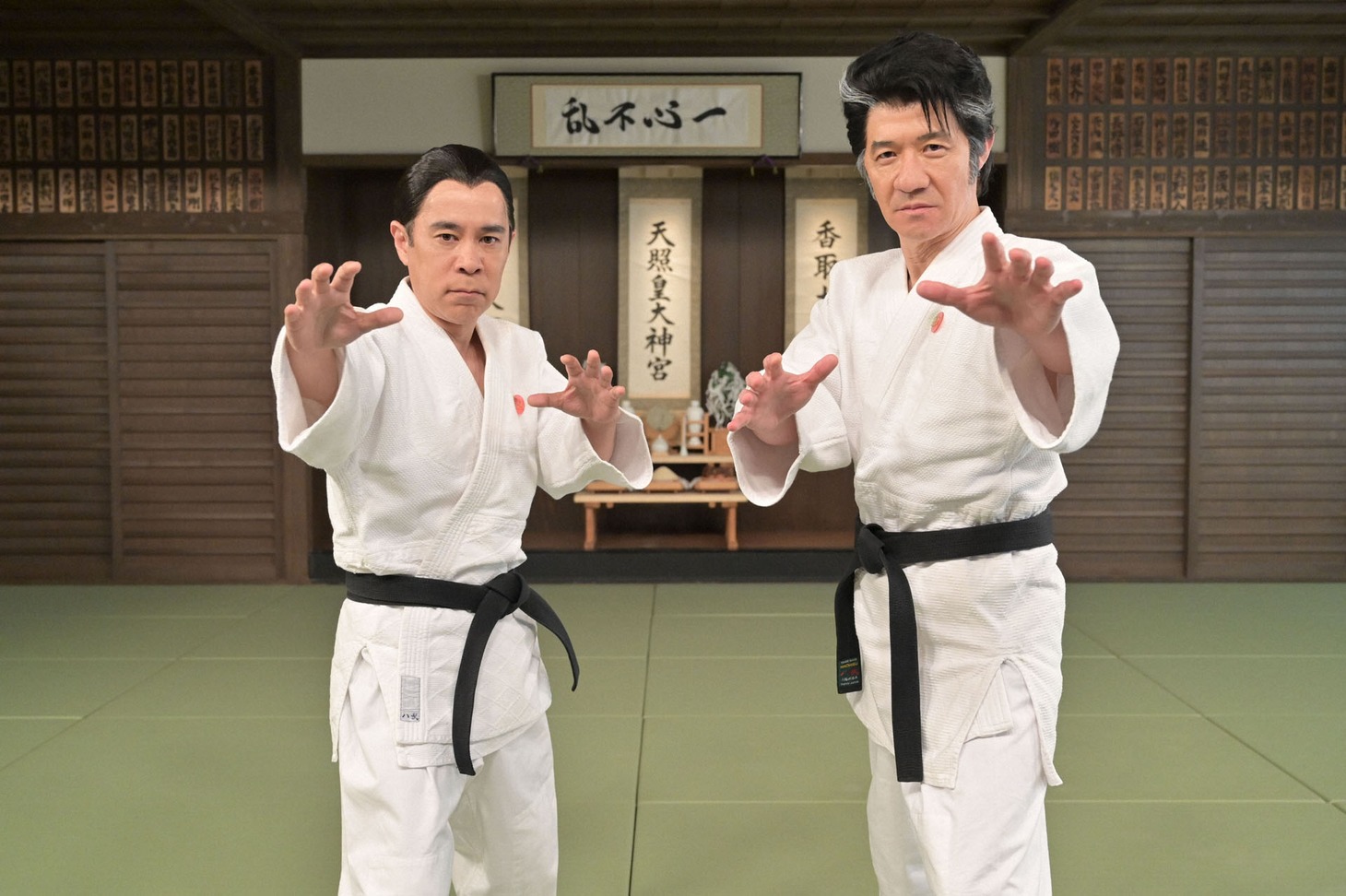 コントで共演するナインティナイン岡村（左）と内村光良（右）。(c)NHK