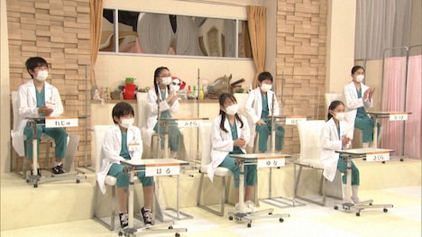 芸人のネタを診察するこどもドクターたち。(c)NHK