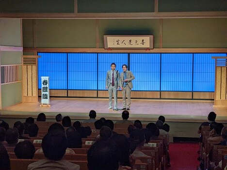 「2022年度 漫才新人大賞」でネタを披露する春組織。
