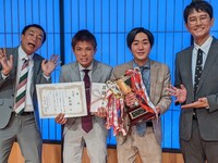 ナイツと春組織（中央2人）。