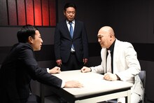 「警視庁・捜査一課長season6」第4話より、刑事役のナイツ塙と錦鯉・渡辺、犯人役の錦鯉・長谷川（左から）。(c)テレビ朝日