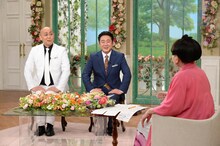 錦鯉と黒柳徹子。(c)テレビ朝日