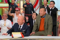 「中居正広の金スマスペシャル」に出演するバイきんぐ（中央）らSMA芸人たち。(c)TBS
